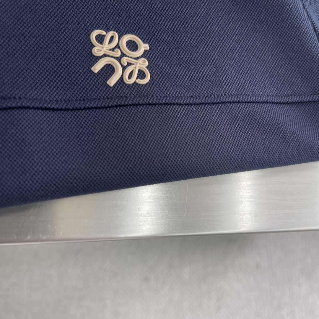 

-LOEW   翻领 短袖
材质   氨纶 棉 聚酯纤维
适用季节	春 夏 秋,
领型	翻领	
袖长