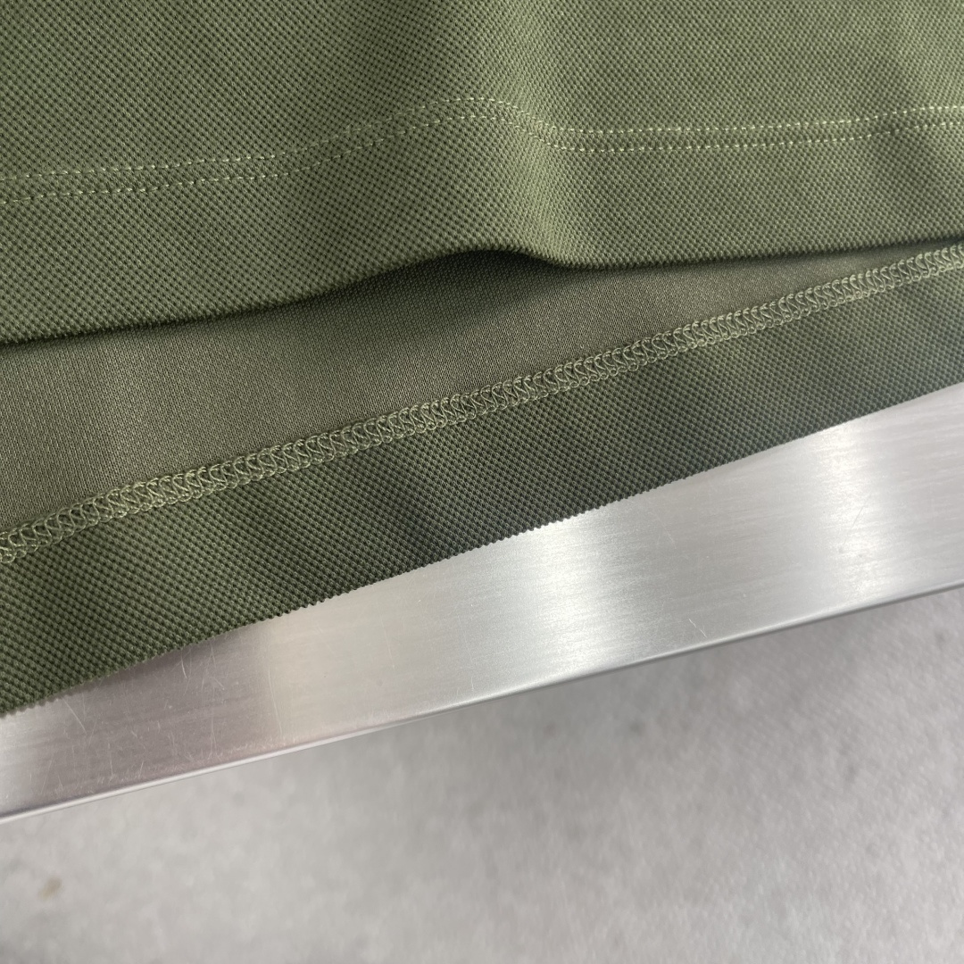 

-LOEW   翻领 短袖
材质   氨纶 棉 聚酯纤维
适用季节	春 夏 秋,
领型	翻领	
袖长