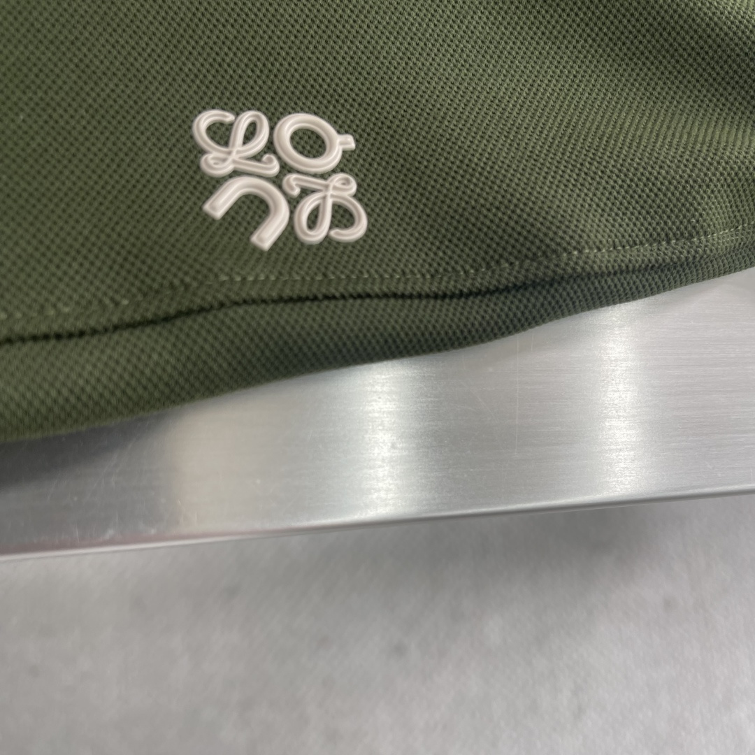 

-LOEW   翻领 短袖
材质   氨纶 棉 聚酯纤维
适用季节	春 夏 秋,
领型	翻领	
袖长