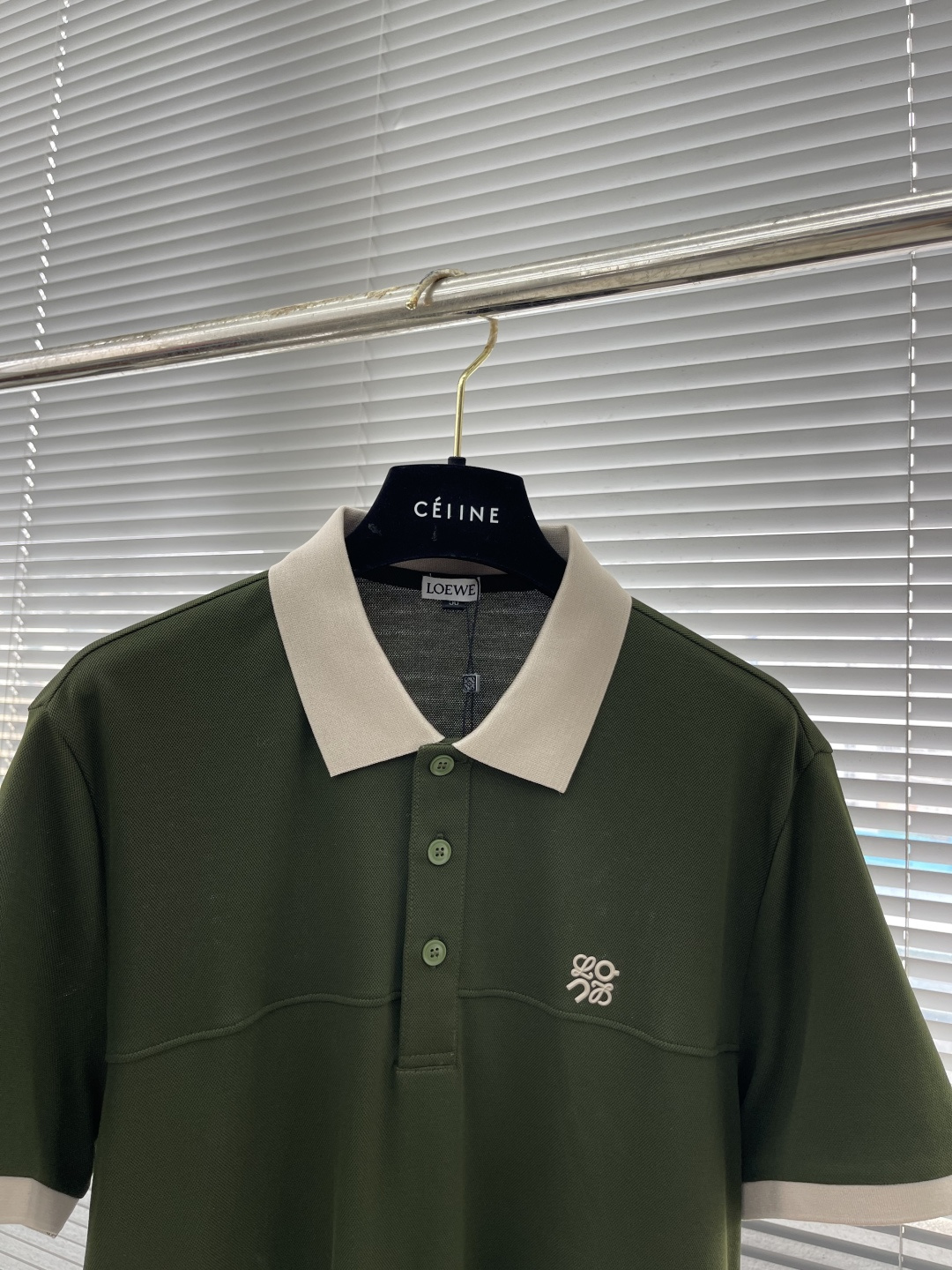 

-LOEW   翻领 短袖
材质   氨纶 棉 聚酯纤维
适用季节	春 夏 秋,
领型	翻领	
袖长