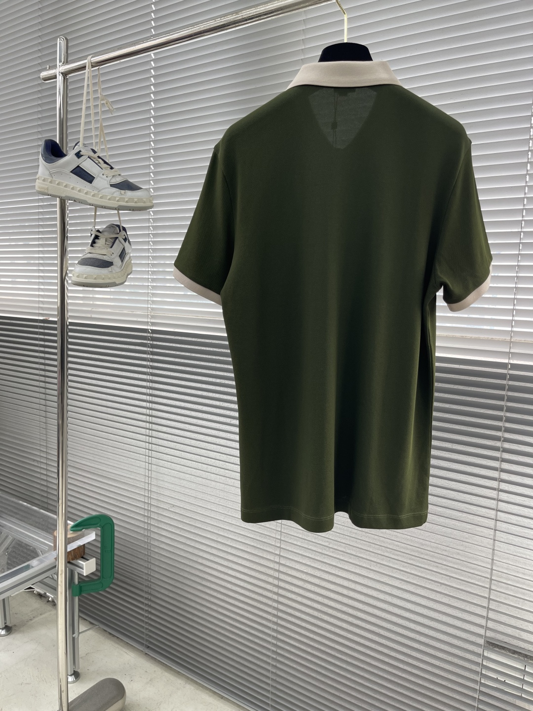 

-LOEW   翻领 短袖
材质   氨纶 棉 聚酯纤维
适用季节	春 夏 秋,
领型	翻领	
袖长