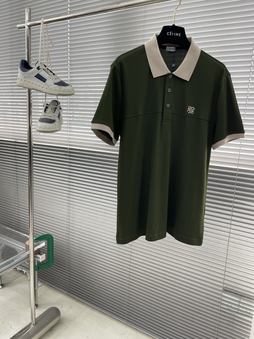 

-LOEW   翻领 短袖
材质   氨纶 棉 聚酯纤维
适用季节	春 夏 秋,
领型	翻领	
袖长