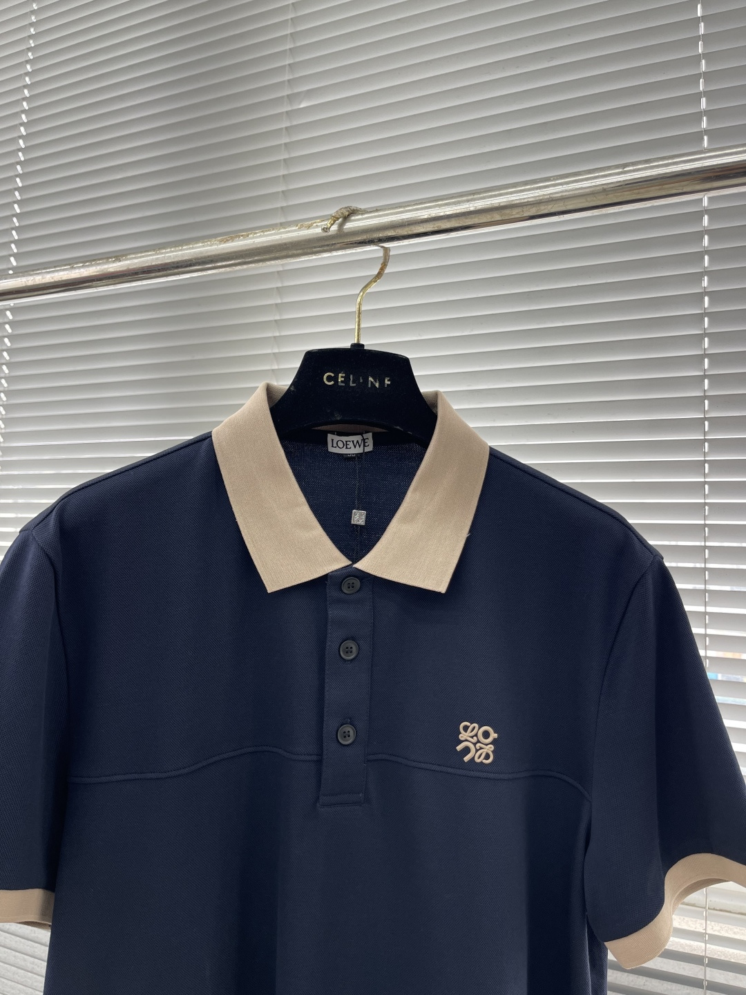 

-LOEW   翻领 短袖
材质   氨纶 棉 聚酯纤维
适用季节	春 夏 秋,
领型	翻领	
袖长