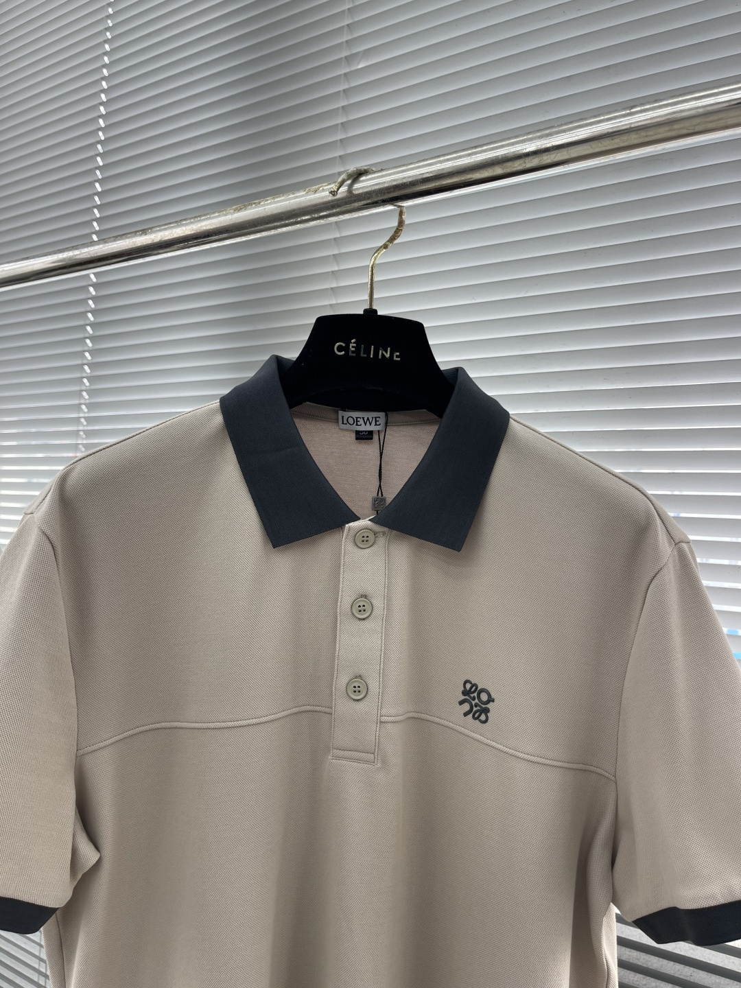 

-LOEW   翻领 短袖
材质   氨纶 棉 聚酯纤维
适用季节	春 夏 秋,
领型	翻领	
袖长