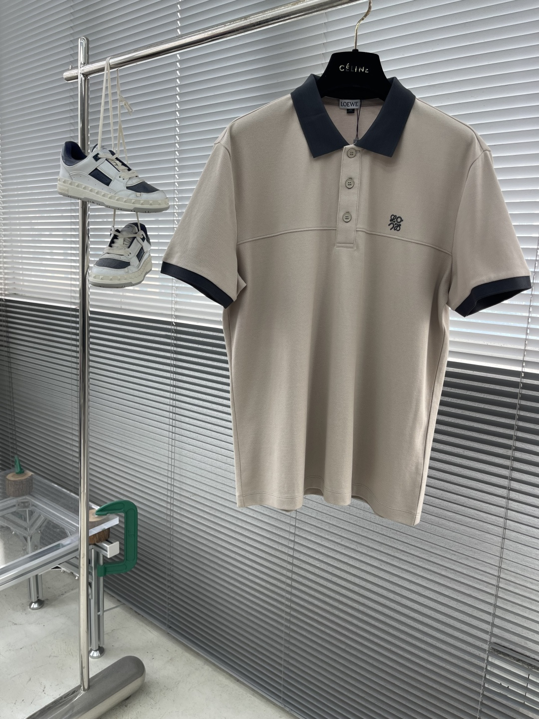 

-LOEW   翻领 短袖
材质   氨纶 棉 聚酯纤维
适用季节	春 夏 秋,
领型	翻领	
袖长