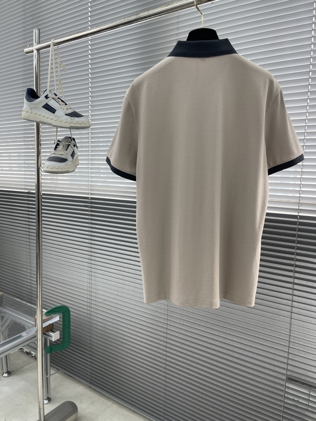 

-LOEW   翻领 短袖
材质   氨纶 棉 聚酯纤维
适用季节	春 夏 秋,
领型	翻领	
袖长