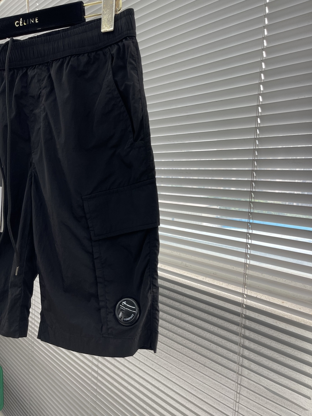 

-CP  进口金属休闲裤短裤
更舒适！！超火爆单品来袭 CP 家经典时尚的设计风格，细节决定成败！无