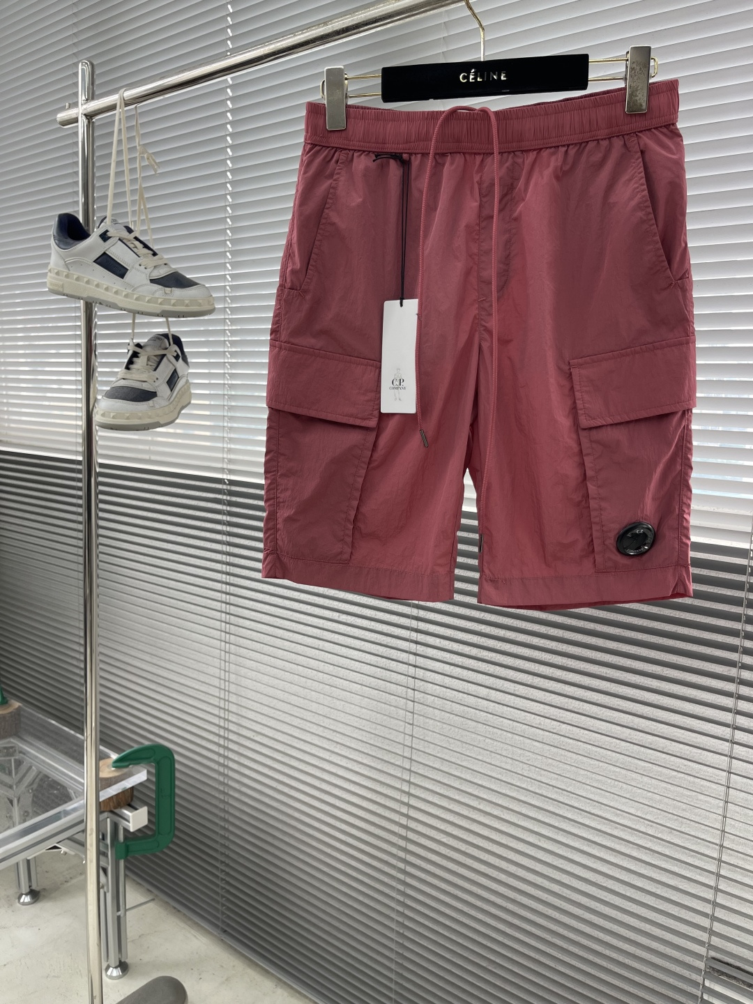 

-CP  进口金属休闲裤短裤
更舒适！！超火爆单品来袭 CP 家经典时尚的设计风格，细节决定成败！无