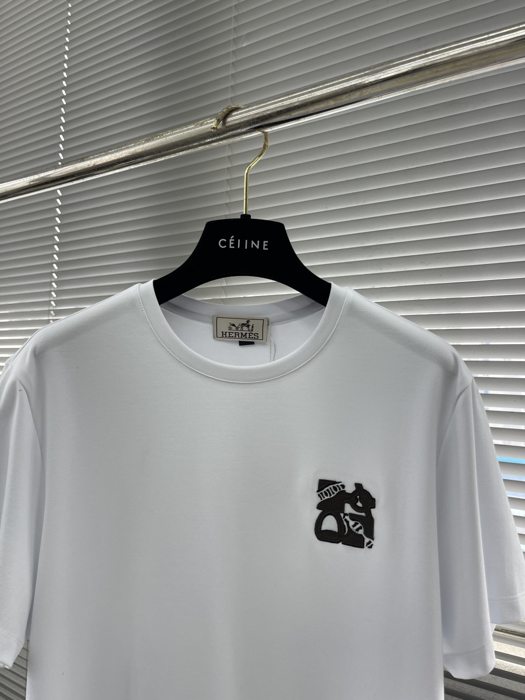 

-Herme   圆领 短袖
材质   莫代尔 桑蚕丝 锦纶 氨纶
适用季节	春 夏 秋,
领型	圆