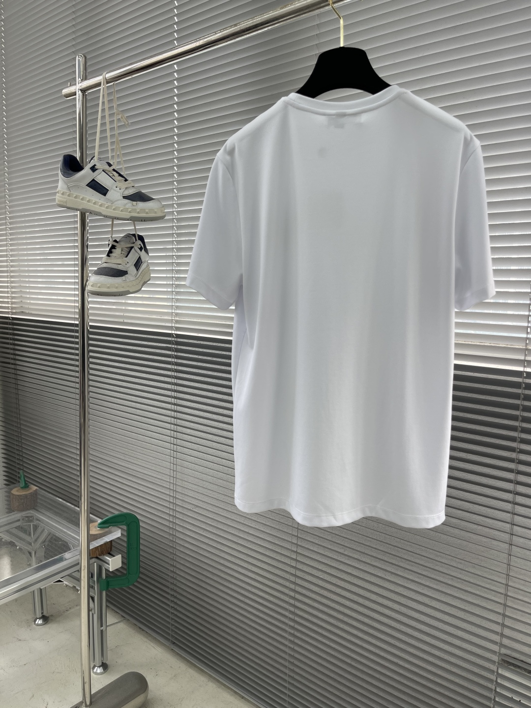 

-Herme   圆领 短袖
材质   莫代尔 桑蚕丝 锦纶 氨纶
适用季节	春 夏 秋,
领型	圆