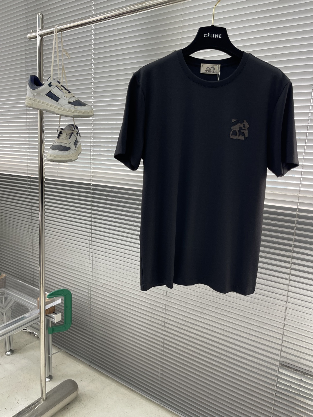 

-Herme   圆领 短袖
材质   莫代尔 桑蚕丝 锦纶 氨纶
适用季节	春 夏 秋,
领型	圆