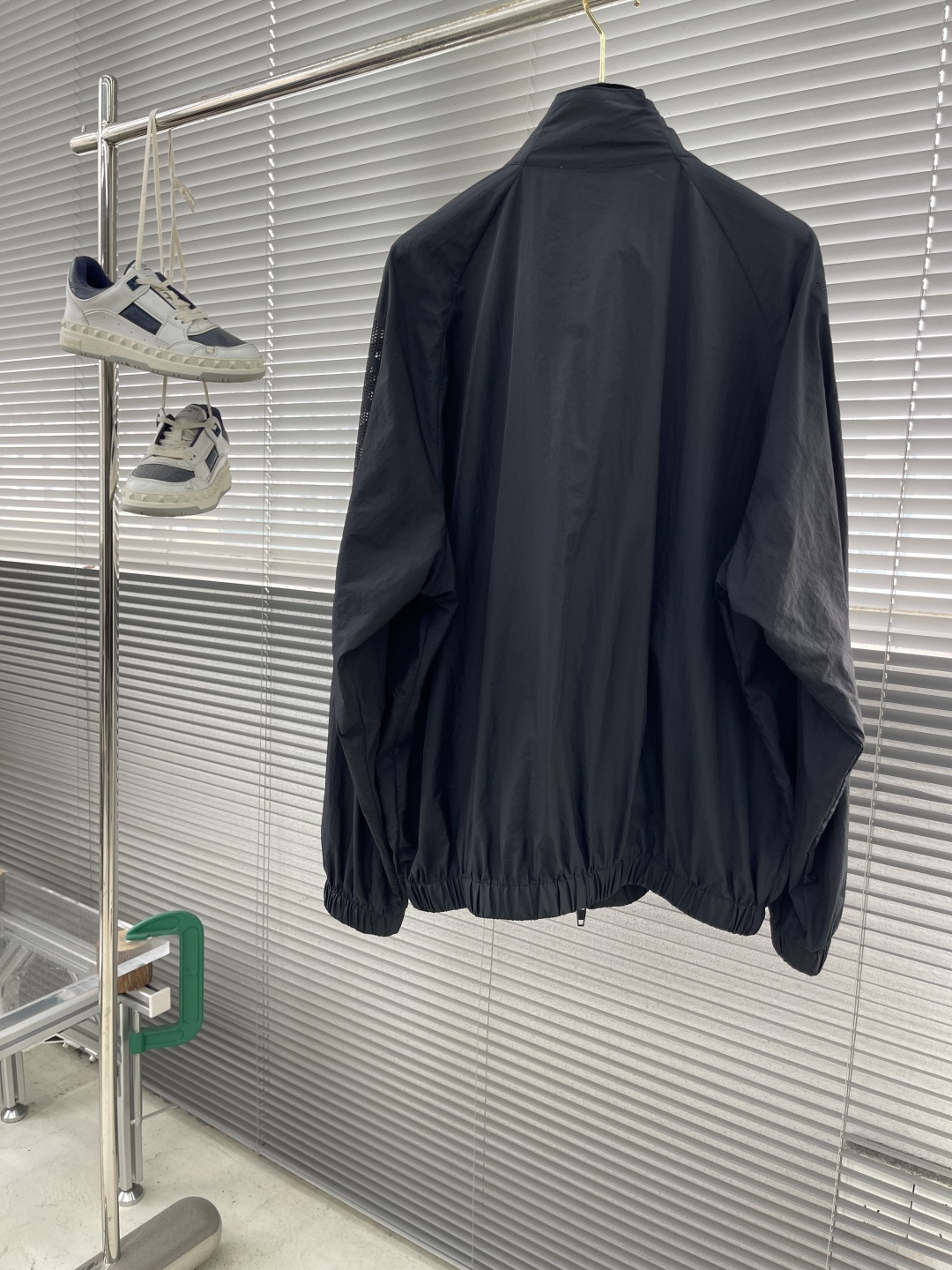 -wang 亚历山大王 激光孔wang溜肩防晒外套…..文能大气出场，武能运动排气！！看似简单，做工极其