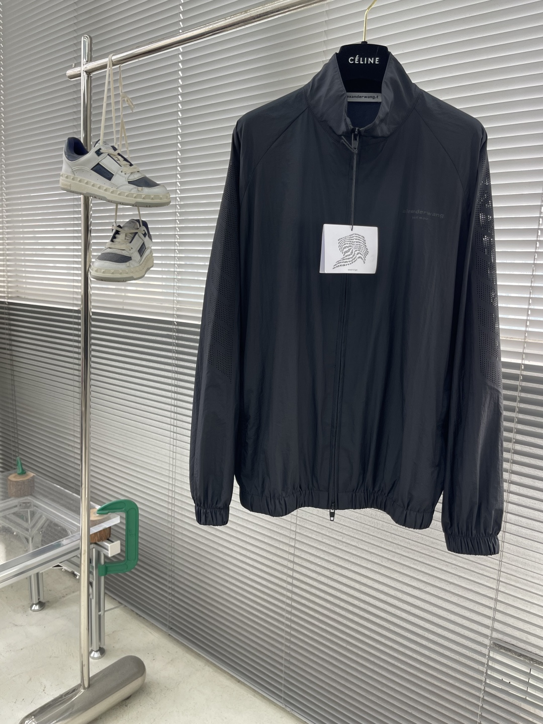 -wang 亚历山大王 激光孔wang溜肩防晒外套…..文能大气出场，武能运动排气！！看似简单，做工极其