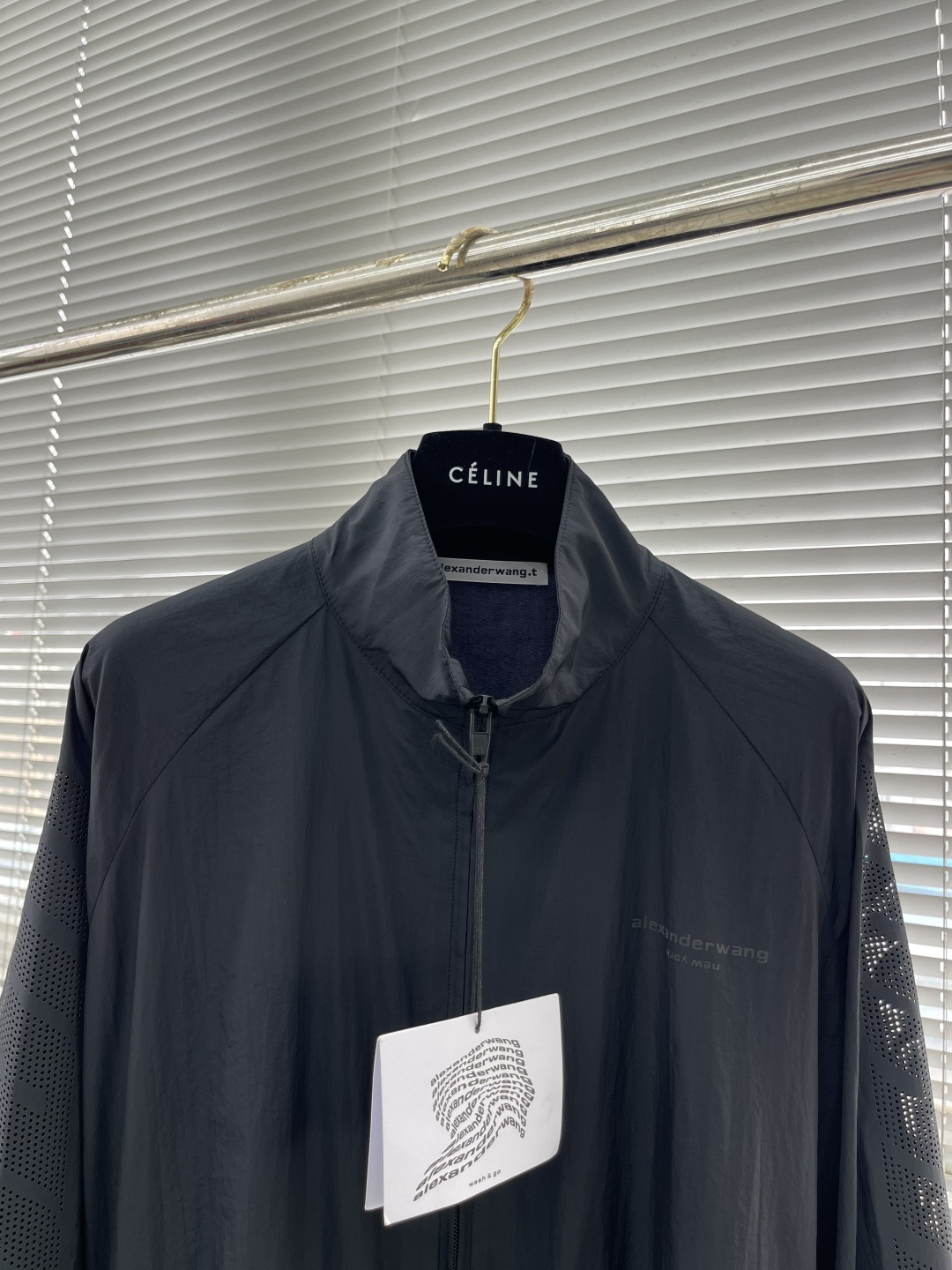 -wang 亚历山大王 激光孔wang溜肩防晒外套…..文能大气出场，武能运动排气！！看似简单，做工极其