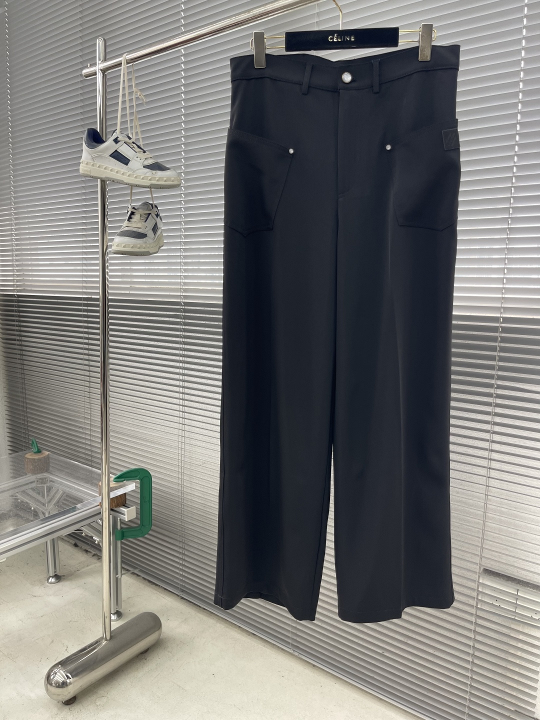 -驴牌 绿松石皮标西裤长裤采用新剪绵羊毛纺纱染色面料，无尘除静电车间高速剑杆机织生胚 ，双面织法反面缎纹