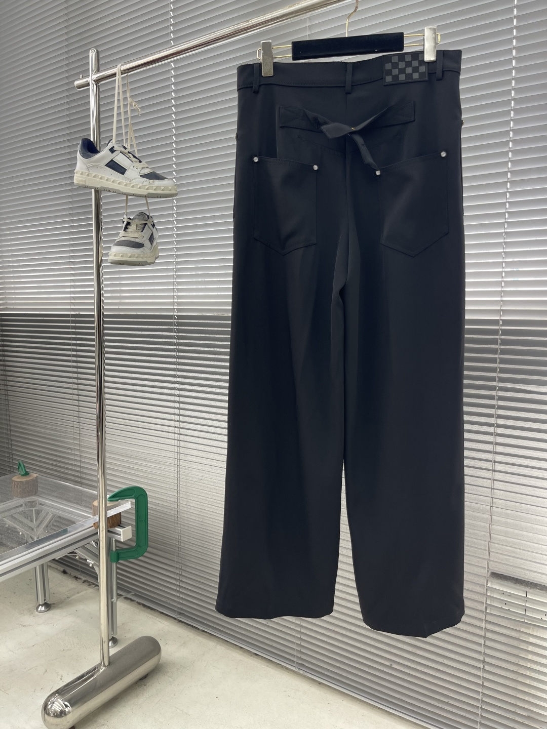 -驴牌 绿松石皮标西裤长裤采用新剪绵羊毛纺纱染色面料，无尘除静电车间高速剑杆机织生胚 ，双面织法反面缎纹