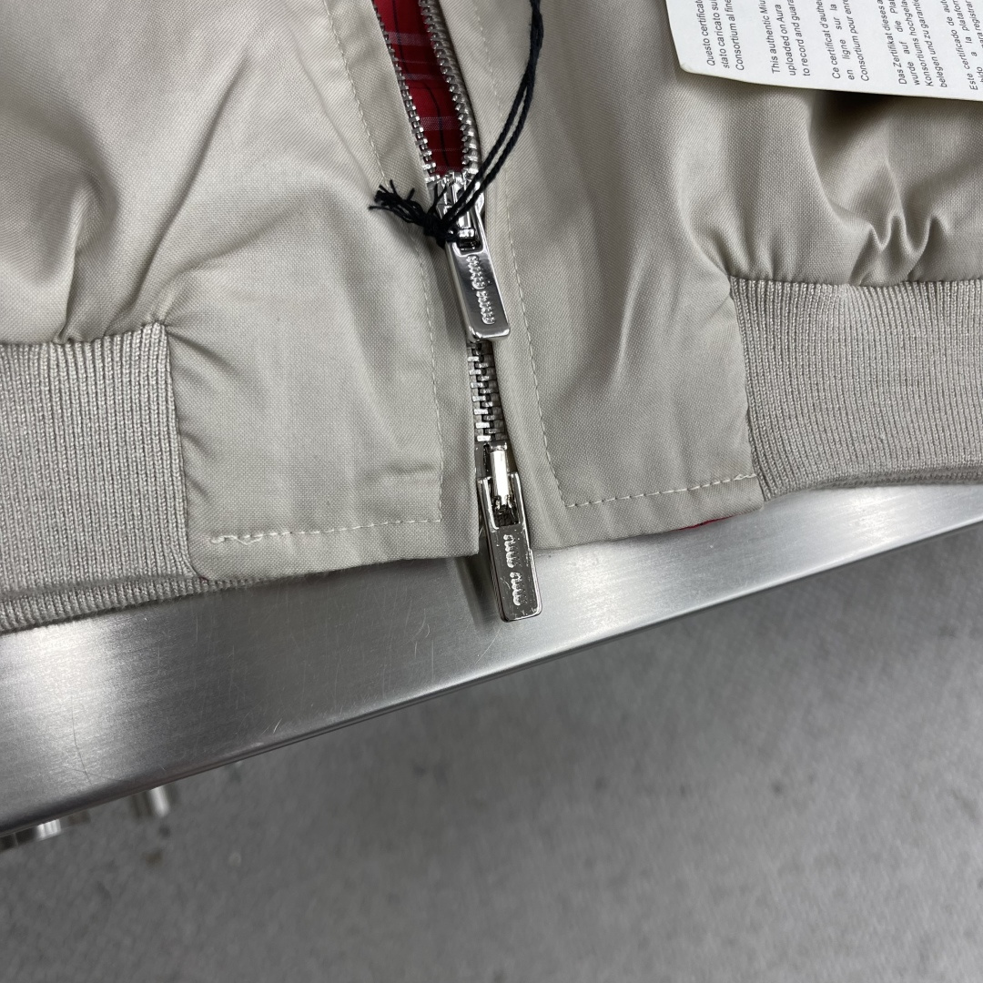 -MIU MIU 25fw哈灵顿夹克外套定织定染80支双股斜纹棉质面料，纱线采用双股合捻技术，通过S/Z