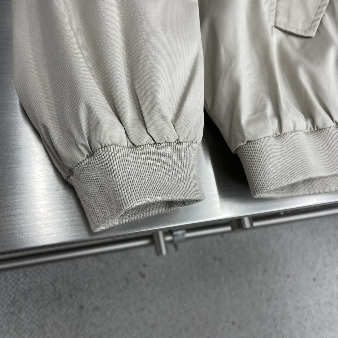 -MIU MIU 25fw哈灵顿夹克外套定织定染80支双股斜纹棉质面料，纱线采用双股合捻技术，通过S/Z