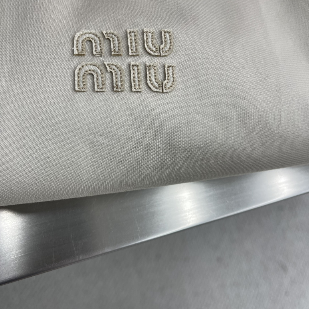 -MIU MIU 25fw哈灵顿夹克外套定织定染80支双股斜纹棉质面料，纱线采用双股合捻技术，通过S/Z