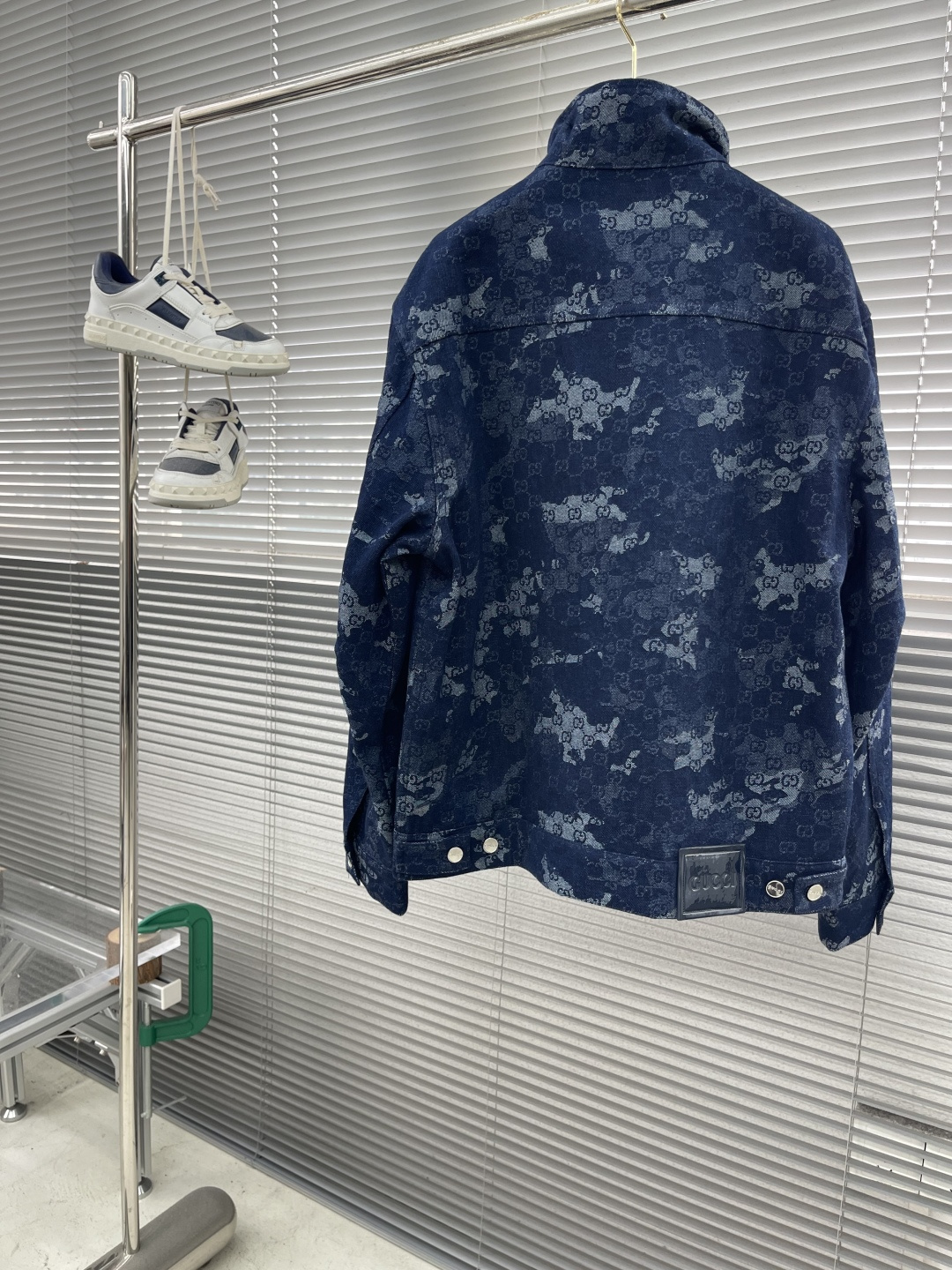 

-GUCC      25ss新款GG提花牛仔夹克 将丹宁服饰单品与精致细节融为一体，令日常造型更显