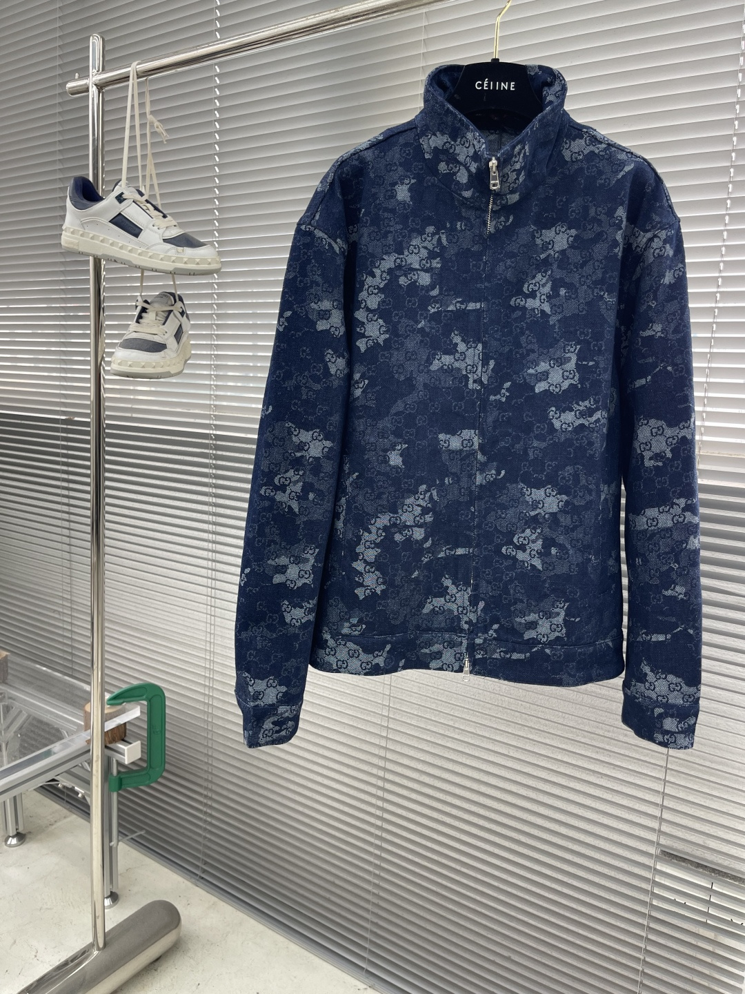 

-GUCC      25ss新款GG提花牛仔夹克 将丹宁服饰单品与精致细节融为一体，令日常造型更显