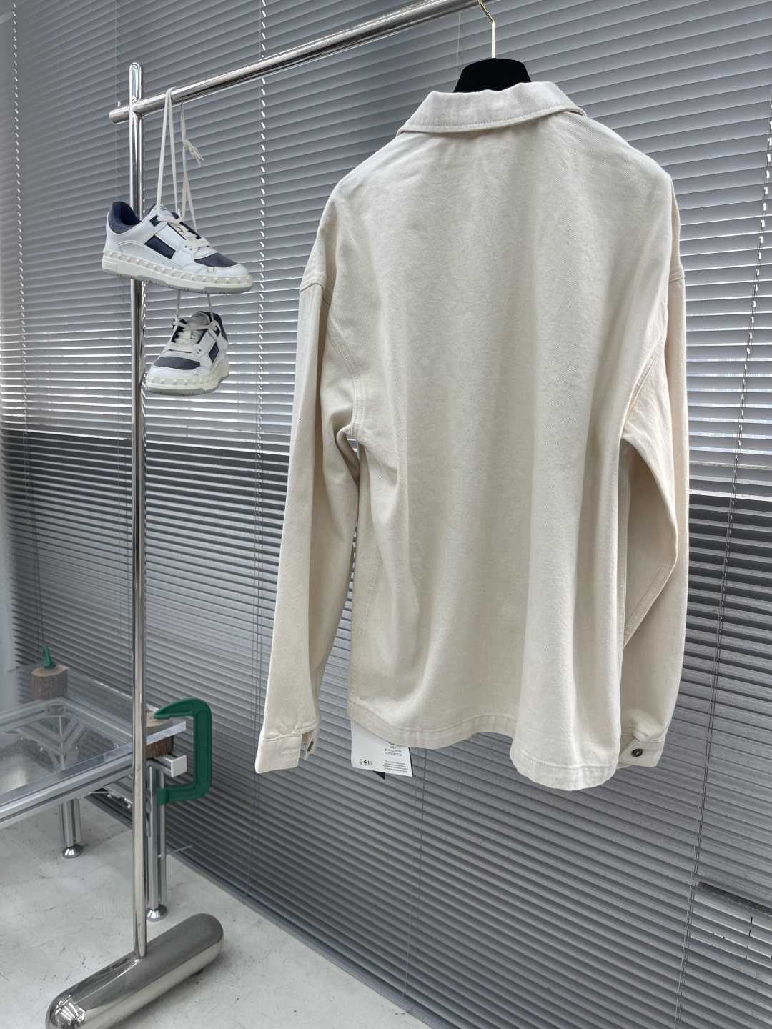 

-Prad   三角标拉链夹克
定制原生态原牛仔坯布 选用上乘底布  面料故意呈现大小不一 分布不均