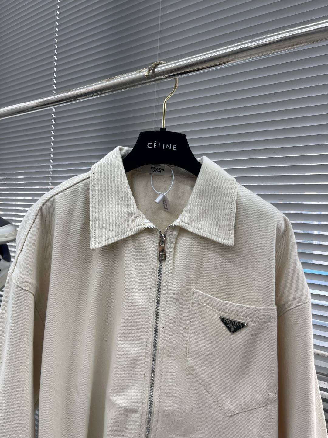 

-Prad   三角标拉链夹克
定制原生态原牛仔坯布 选用上乘底布  面料故意呈现大小不一 分布不均