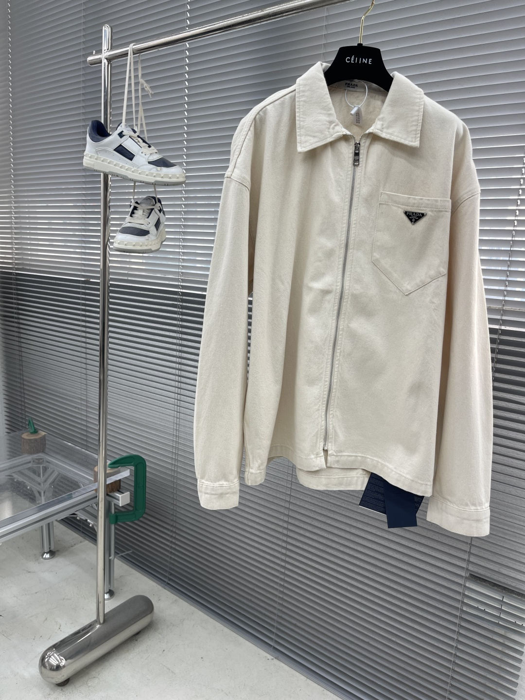 

-Prad   三角标拉链夹克
定制原生态原牛仔坯布 选用上乘底布  面料故意呈现大小不一 分布不均