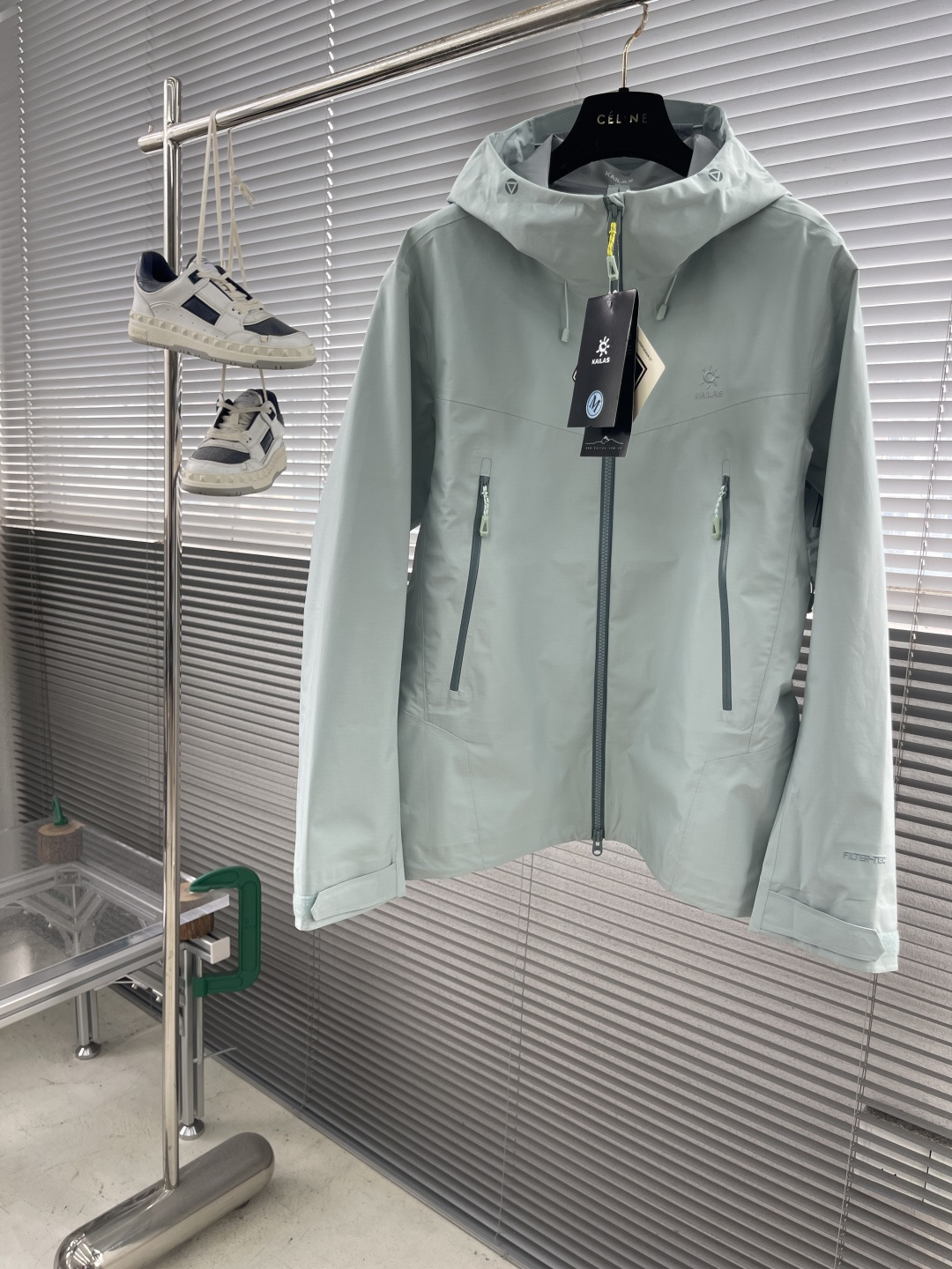 NO:529869,- Top version KAILAS men and women Bogda LT series jacket couple sports outdoor mountaineering lightweight windproof waterproof single-stroke jacket original Filtertec3L fabric. Waterproof and breathable, lightweight, easy to store. Daily use scenarios, commuting, light hiking, crossing, low altitude below meters. gtx outdoor waterproof hard shell guide level, function. Outdoor ceiling level Kaileshi fabric and waterproof breathable performance: Filtertec 3L technology fabric is used, with excellent waterproof and moisture permeability, and the waterproof index is between 10000mm-15000mm, which can effectively prevent rainwater from penetration, while ensuring good breathability, so that the body remains dry during exercise.  Design and functionality: It has an adjustable system, including an adjustable hood, tightening cuffs and hem, which can effectively prevent backflow of wind and rain. The high-open zipper insertion bag design is convenient for use when carrying. The overall technology-based sports tailoring is used, which fits the three-dimensional tailoring of the torso, sufficient hand lifting, and large outdoor climbing movements without restraint.·Lightness and storage: As a hiking type, lightweight, the Bogda LT series is lighter, easy to explore quickly, and the excellent storage makes it easy to pack and carry. Applicable scenarios: suitable for outdoor activities such as travel, long distance hiking, light hiking, etc. Size S-XXL Size Sleeve Long Clothes Long Bust S 63.571 112 M65 73 116 L 66.575 120 XL68 77 124 2XL69.579 128,,jackets &  coats, hats, alexander wang19860909-顶级版本 KAILAS 男女款博格达LT系列冲锋衣情侣运动户外登山轻量防风防水 单冲冲锋衣外套 原厂Filtertec3L面料.防水透气,轻量化,易收纳. 使用场景日常,通勤,轻徒步,穿越,米以下低海拔. gtx 户外防水硬壳向导级,机能. 户外天花板级别的凯乐石 面料与防水透气性能:采用Filtertec 3L科技面料,具有出色的防水透湿性,防水指数在 10000mm-15000mm之间,能够有效防止雨水渗透,同时保证良好的透气性,让身体在运动中保持干爽. 设计与功能性:具备可调节系统,包括可调节风帽、可收紧袖口及下摆,能有效防止风雨倒灌.高开拉链插袋设计,方便在背负时使用.整体采用技术型运动剪裁,贴合躯干的立体剪裁,充足抬手量,户外攀爬大动作无束缚.·轻便性与收纳性:作为徒步型轻量,博格达LT系列更加轻盈,便于快速探索,出色的收纳性使其易于打包携带. 适用场景:适用于穿越、长距离徒步、轻徒步等户外活动场景. 尺码S-XXL 尺码袖长衣长胸围 S 63.571 112 M65 73 116 L 66.575 120 XL68 77 124 2XL69.579 128,,jackets & coats,hats,alexander wang,Men's clothing