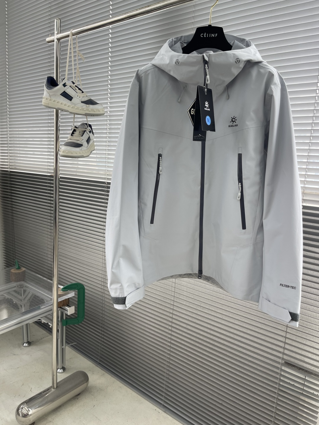 NO:529863,- Top version KAILAS men and women Bogda LT series jacket couple sports outdoor mountaineering lightweight windproof waterproof single-stroke jacket original Filtertec3L fabric. Waterproof and breathable, lightweight, easy to store. Daily use scenarios, commuting, light hiking, crossing, low altitude below meters. gtx outdoor waterproof hard shell guide level, function. Outdoor ceiling level Kaileshi fabric and waterproof breathable performance: Filtertec 3L technology fabric is used, with excellent waterproof and moisture permeability, and the waterproof index is between 10000mm-15000mm, which can effectively prevent rainwater from penetration, while ensuring good breathability, so that the body remains dry during exercise.  Design and functionality: It has an adjustable system, including an adjustable hood, tightening cuffs and hem, which can effectively prevent backflow of wind and rain. The high-open zipper insertion bag design is convenient for use when carrying. The overall technology-based sports tailoring is used, which fits the three-dimensional tailoring of the torso, sufficient hand lifting, and large outdoor climbing movements without restraint.·Lightness and storage: As a hiking type, lightweight, the Bogda LT series is lighter, easy to explore quickly, and the excellent storage makes it easy to pack and carry. Applicable scenarios: suitable for outdoor activities such as travel, long distance hiking, light hiking, etc. Size S-XXL Size Sleeve Long Clothes Long Bust S 63.571 112 M65 73 116 L 66.575 120 XL68 77 124 2XL69.579 128,,jackets &  coats, hats, alexander wang19860909-顶级版本 KAILAS 男女款博格达LT系列冲锋衣情侣运动户外登山轻量防风防水 单冲冲锋衣外套 原厂Filtertec3L面料.防水透气,轻量化,易收纳. 使用场景日常,通勤,轻徒步,穿越,米以下低海拔. gtx 户外防水硬壳向导级,机能. 户外天花板级别的凯乐石 面料与防水透气性能:采用Filtertec 3L科技面料,具有出色的防水透湿性,防水指数在 10000mm-15000mm之间,能够有效防止雨水渗透,同时保证良好的透气性,让身体在运动中保持干爽. 设计与功能性:具备可调节系统,包括可调节风帽、可收紧袖口及下摆,能有效防止风雨倒灌.高开拉链插袋设计,方便在背负时使用.整体采用技术型运动剪裁,贴合躯干的立体剪裁,充足抬手量,户外攀爬大动作无束缚.·轻便性与收纳性:作为徒步型轻量,博格达LT系列更加轻盈,便于快速探索,出色的收纳性使其易于打包携带. 适用场景:适用于穿越、长距离徒步、轻徒步等户外活动场景. 尺码S-XXL 尺码袖长衣长胸围 S 63.571 112 M65 73 116 L 66.575 120 XL68 77 124 2XL69.579 128,,jackets & coats,hats,alexander wang,Men's clothing