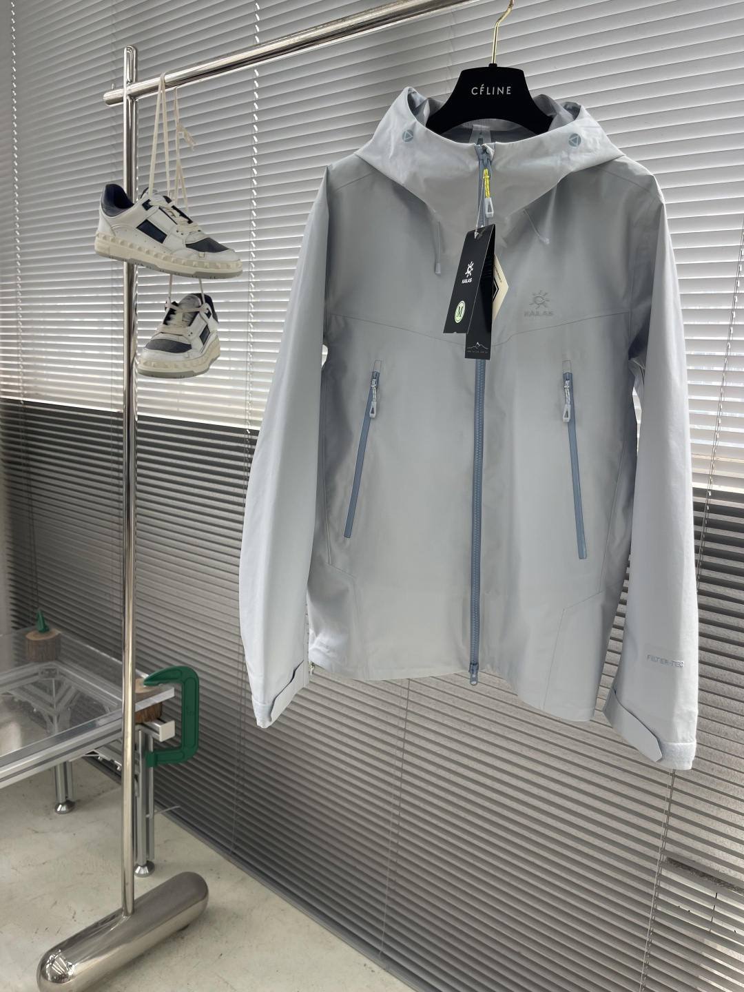 NO:529853,- Top version KAILAS men and women Bogda LT series jacket couple sports outdoor mountaineering lightweight windproof waterproof single-stroke jacket original Filtertec3L fabric. Waterproof and breathable, lightweight, easy to store. Daily use scenarios, commuting, light hiking, crossing, low altitude below meters. gtx outdoor waterproof hard shell guide level, function. Outdoor ceiling level Kaileshi fabric and waterproof breathable performance: Filtertec 3L technology fabric is used, with excellent waterproof and moisture permeability, with a waterproof index between 10000mm-15000mm, which can effectively prevent rainwater from penetration, while ensuring good breathability, so that the body remains dry during exercise.  Design and functionality: It has an adjustable system, including an adjustable hood, tightening cuffs and hem, which can effectively prevent backflow of wind and rain. The high-open zipper insertion bag design is convenient for use when carrying. The overall technology-based sports tailoring is used, which fits the three-dimensional tailoring of the torso, sufficient hand lifting, and large outdoor climbing movements are not restricted.·Lightness and storage: As a hiking type, lightweight, the Bogda LT series is lighter, easy to explore quickly, and the excellent storage makes it easy to pack and carry. Applicable scenarios: suitable for outdoor activities such as crossing, long-distance hiking, light hiking. Size S-XXL,, jackets & coats, hats, alexander wang19860909-顶级版本 KAILAS 男女款博格达LT系列冲锋衣情侣运动户外登山轻量防风防水 单冲冲锋衣外套 原厂Filtertec3L面料.防水透气,轻量化,易收纳. 使用场景日常,通勤,轻徒步,穿越,米以下低海拔. gtx 户外防水硬壳向导级,机能. 户外天花板级别的凯乐石 面料与防水透气性能:采用Filtertec 3L科技面料,具有出色的防水透湿性,防水指数在 10000mm-15000mm之间,能够有效防止雨水渗透,同时保证良好的透气性,让身体在运动中保持干爽. 设计与功能性:具备可调节系统,包括可调节风帽、可收紧袖口及下摆,能有效防止风雨倒灌.高开拉链插袋设计,方便在背负时使用.整体采用技术型运动剪裁,贴合躯干的立体剪裁,充足抬手量,户外攀爬大动作无束缚.·轻便性与收纳性:作为徒步型轻量,博格达LT系列更加轻盈,便于快速探索,出色的收纳性使其易于打包携带. 适用场景:适用于穿越、长距离徒步、轻徒步等户外活动场景. 尺码S-XXL,,jackets & coats,hats,alexander wang,Men's clothing