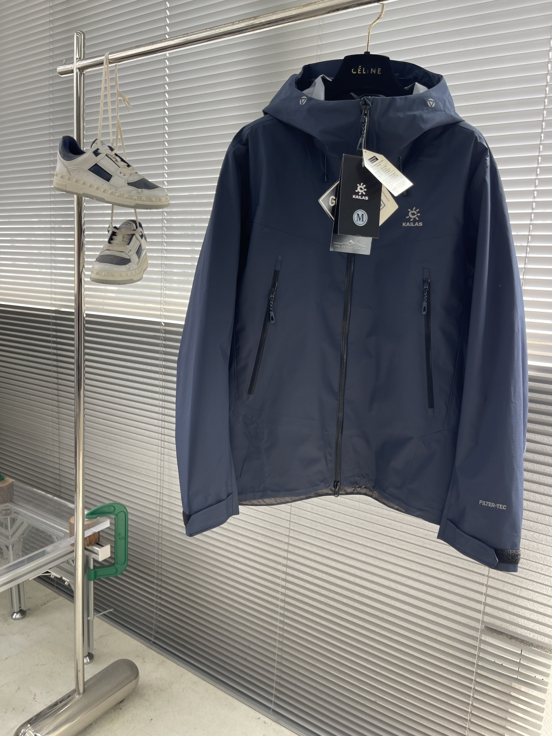 NO:529849,- Top version KAILAS men and women Bogda LT series jacket couple sports outdoor mountaineering lightweight windproof waterproof single-stroke jacket original Filtertec3L fabric. Waterproof and breathable, lightweight, easy to store. Daily use scenarios, commuting, light hiking, crossing, low altitude below meters. gtx outdoor waterproof hard shell guide level, function. Outdoor ceiling level Kaileshi fabric and waterproof breathable performance: Filtertec 3L technology fabric is used, with excellent waterproof and moisture permeability, and the waterproof index is between 10000mm-15000mm, which can effectively prevent rainwater from penetration, while ensuring good breathability, so that the body remains dry during exercise.  Design and functionality: It has an adjustable system, including an adjustable hood, tightening cuffs and hem, which can effectively prevent backflow of wind and rain. The high-open zipper insertion bag design is convenient for use when carrying. The overall technology-based sports tailoring is used, which fits the three-dimensional tailoring of the torso, sufficient hand lifting, and outdoor climbing movements are not restricted. Lightness and storage: As a hiking type, lightweight, the Bogda LT series is lighter, easy to explore quickly, and the excellent storage makes it easy to pack and carry. Applicable scenarios: suitable for outdoor activities such as crossing, long-distance hiking, light hiking. Size S-XXL,, jackets & coats, hats, alexander wang19860909-顶级版本 KAILAS 男女款博格达LT系列冲锋衣情侣运动户外登山轻量防风防水 单冲冲锋衣外套 原厂Filtertec3L面料.防水透气,轻量化,易收纳. 使用场景日常,通勤,轻徒步,穿越,米以下低海拔. gtx 户外防水硬壳向导级,机能. 户外天花板级别的凯乐石 面料与防水透气性能:采用Filtertec 3L科技面料,具有出色的防水透湿性,防水指数在 10000mm-15000mm之间,能够有效防止雨水渗透,同时保证良好的透气性,让身体在运动中保持干爽. 设计与功能性:具备可调节系统,包括可调节风帽、可收紧袖口及下摆,能有效防止风雨倒灌.高开拉链插袋设计,方便在背负时使用.整体采用技术型运动剪裁,贴合躯干的立体剪裁,充足抬手量,户外攀爬大动作无束缚.·轻便性与收纳性:作为徒步型轻量,博格达LT系列更加轻盈,便于快速探索,出色的收纳性使其易于打包携带. 适用场景:适用于穿越、长距离徒步、轻徒步等户外活动场景. 尺码S-XXL,,jackets & coats,hats,alexander wang,Men's clothing