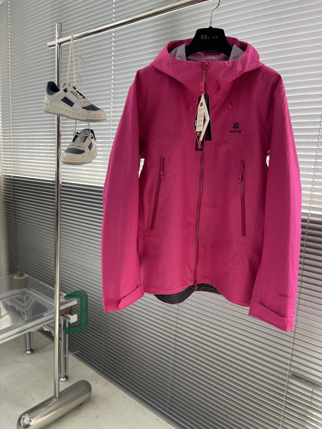 NO:529857,- Top version KAILAS men and women Bogda LT series jacket couple sports outdoor mountaineering lightweight windproof waterproof single-stroke jacket original Filtertec3L fabric. Waterproof and breathable, lightweight, easy to store. Daily use scenarios, commuting, light hiking, crossing, low altitude below meters. gtx outdoor waterproof hard shell guide level, function. Outdoor ceiling level Kaileshi fabric and waterproof breathable performance: Filtertec 3L technology fabric is used, with excellent waterproof and moisture permeability, and the waterproof index is between 10000mm-15000mm, which can effectively prevent rainwater from penetration, while ensuring good breathability, so that the body remains dry during exercise.  Design and functionality: It has an adjustable system, including an adjustable hood, tightening cuffs and hem, which can effectively prevent backflow of wind and rain. The high-open zipper insertion bag design is convenient for use when carrying. The overall technology-based sports tailoring is used, which fits the three-dimensional tailoring of the torso, sufficient hand lifting, and outdoor climbing movements are not restricted. Lightness and storage: As a hiking type, lightweight, the Bogda LT series is lighter, easy to explore quickly, and the excellent storage makes it easy to pack and carry. Applicable scenarios: suitable for outdoor activities such as crossing, long-distance hiking, light hiking. Size S-XXL,, jackets & coats, hats, alexander wang19860909-顶级版本 KAILAS 男女款博格达LT系列冲锋衣情侣运动户外登山轻量防风防水 单冲冲锋衣外套 原厂Filtertec3L面料.防水透气,轻量化,易收纳. 使用场景日常,通勤,轻徒步,穿越,米以下低海拔. gtx 户外防水硬壳向导级,机能. 户外天花板级别的凯乐石 面料与防水透气性能:采用Filtertec 3L科技面料,具有出色的防水透湿性,防水指数在 10000mm-15000mm之间,能够有效防止雨水渗透,同时保证良好的透气性,让身体在运动中保持干爽. 设计与功能性:具备可调节系统,包括可调节风帽、可收紧袖口及下摆,能有效防止风雨倒灌.高开拉链插袋设计,方便在背负时使用.整体采用技术型运动剪裁,贴合躯干的立体剪裁,充足抬手量,户外攀爬大动作无束缚.·轻便性与收纳性:作为徒步型轻量,博格达LT系列更加轻盈,便于快速探索,出色的收纳性使其易于打包携带. 适用场景:适用于穿越、长距离徒步、轻徒步等户外活动场景. 尺码S-XXL,,jackets & coats,hats,alexander wang,Men's clothing