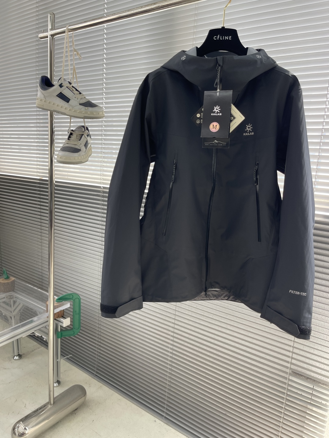 NO:529845,- Top version KAILAS men and women Bogda LT series jacket couple sports outdoor mountaineering lightweight windproof waterproof single-stroke jacket original Filtertec3L fabric. Waterproof and breathable, lightweight, easy to store. Daily use scenarios, commuting, light hiking, crossing, low altitude below meters. gtx outdoor waterproof hard shell guide level, function. Outdoor ceiling level Kaileshi fabric and waterproof breathable performance: Filtertec 3L technology fabric is used, with excellent waterproof and moisture permeability, with a waterproof index between 10000mm-15000mm, which can effectively prevent rainwater from penetration, while ensuring good breathability, so that the body remains dry during exercise.  Design and functionality: It has an adjustable system, including an adjustable hood, tightening cuffs and hem, which can effectively prevent backflow of wind and rain. The high-open zipper insertion bag design is convenient for use when carrying. The overall technology-based sports tailoring is used, which fits the three-dimensional tailoring of the torso, sufficient hand lifting, and large outdoor climbing movements are not restricted.·Lightness and storage: As a hiking type, lightweight, the Bogda LT series is lighter, easy to explore quickly, and the excellent storage makes it easy to pack and carry. Applicable scenarios: suitable for outdoor activities such as crossing, long-distance hiking, light hiking. Size S-XXL,, jackets & coats, hats, alexander wang19860909-顶级版本 KAILAS 男女款博格达LT系列冲锋衣情侣运动户外登山轻量防风防水 单冲冲锋衣外套 原厂Filtertec3L面料.防水透气,轻量化,易收纳. 使用场景日常,通勤,轻徒步,穿越,米以下低海拔. gtx 户外防水硬壳向导级,机能. 户外天花板级别的凯乐石 面料与防水透气性能:采用Filtertec 3L科技面料,具有出色的防水透湿性,防水指数在 10000mm-15000mm之间,能够有效防止雨水渗透,同时保证良好的透气性,让身体在运动中保持干爽. 设计与功能性:具备可调节系统,包括可调节风帽、可收紧袖口及下摆,能有效防止风雨倒灌.高开拉链插袋设计,方便在背负时使用.整体采用技术型运动剪裁,贴合躯干的立体剪裁,充足抬手量,户外攀爬大动作无束缚.·轻便性与收纳性:作为徒步型轻量,博格达LT系列更加轻盈,便于快速探索,出色的收纳性使其易于打包携带. 适用场景:适用于穿越、长距离徒步、轻徒步等户外活动场景. 尺码S-XXL,,jackets & coats,hats,alexander wang,Men's clothing