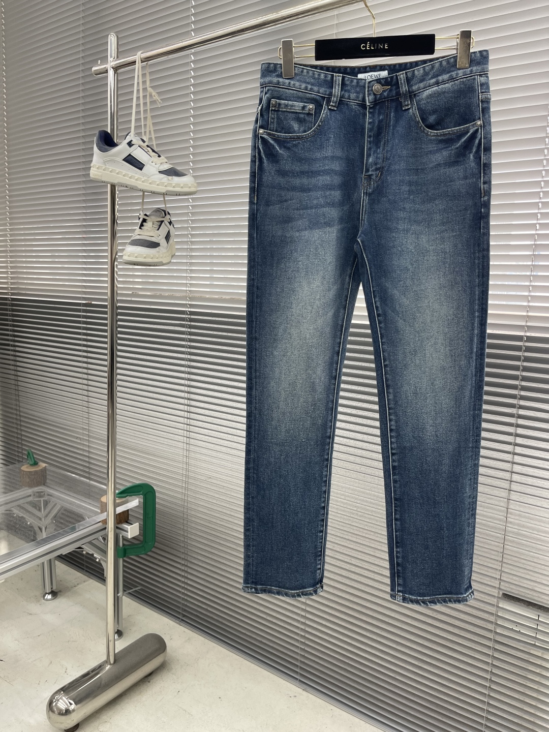 

-LOEW    2025早秋新款牛仔裤，定制原版水洗牛仔面料，透气性舒适性及高，独特设计，顶级印花