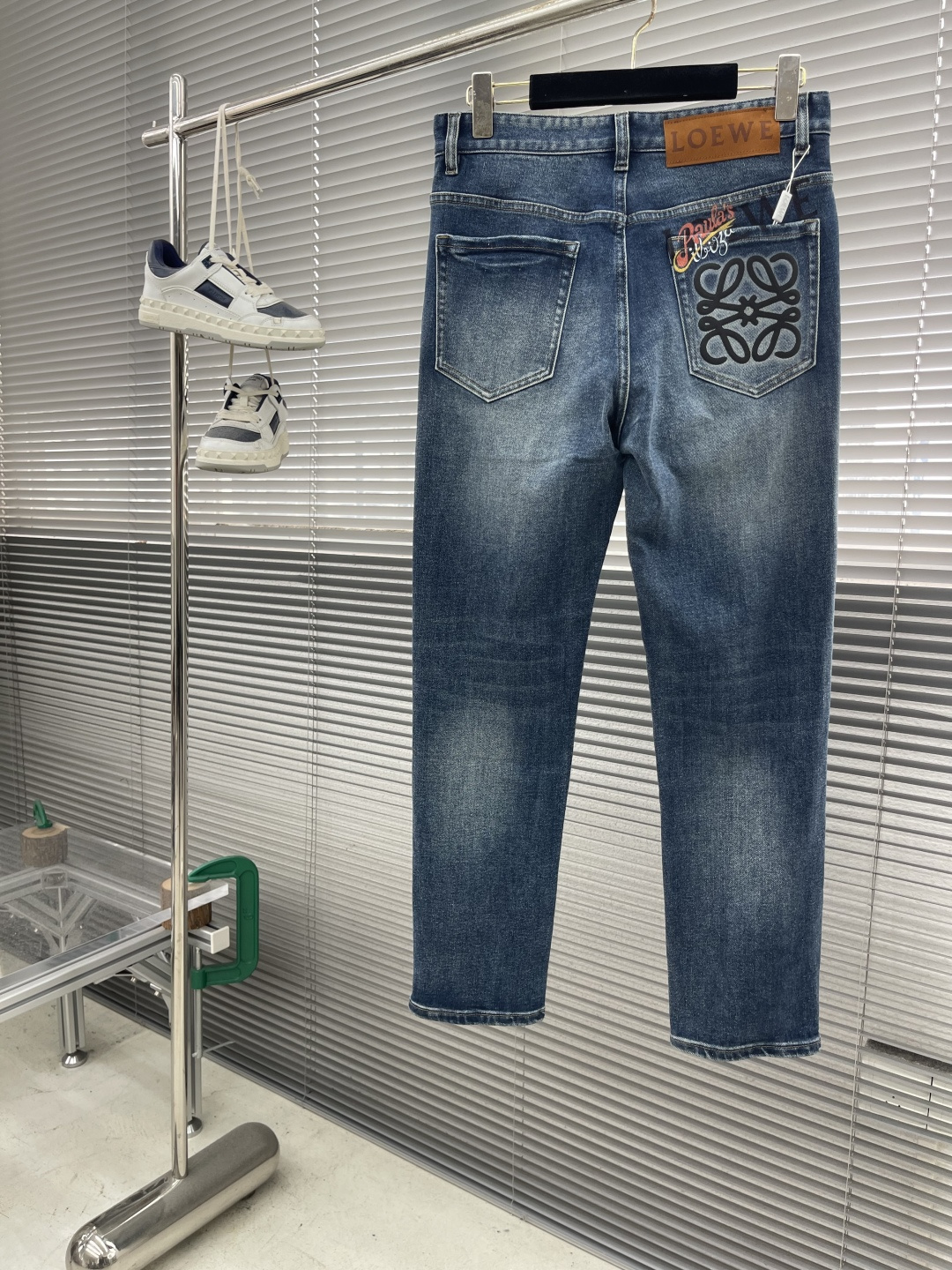 

-LOEW    2025早秋新款牛仔裤，定制原版水洗牛仔面料，透气性舒适性及高，独特设计，顶级印花