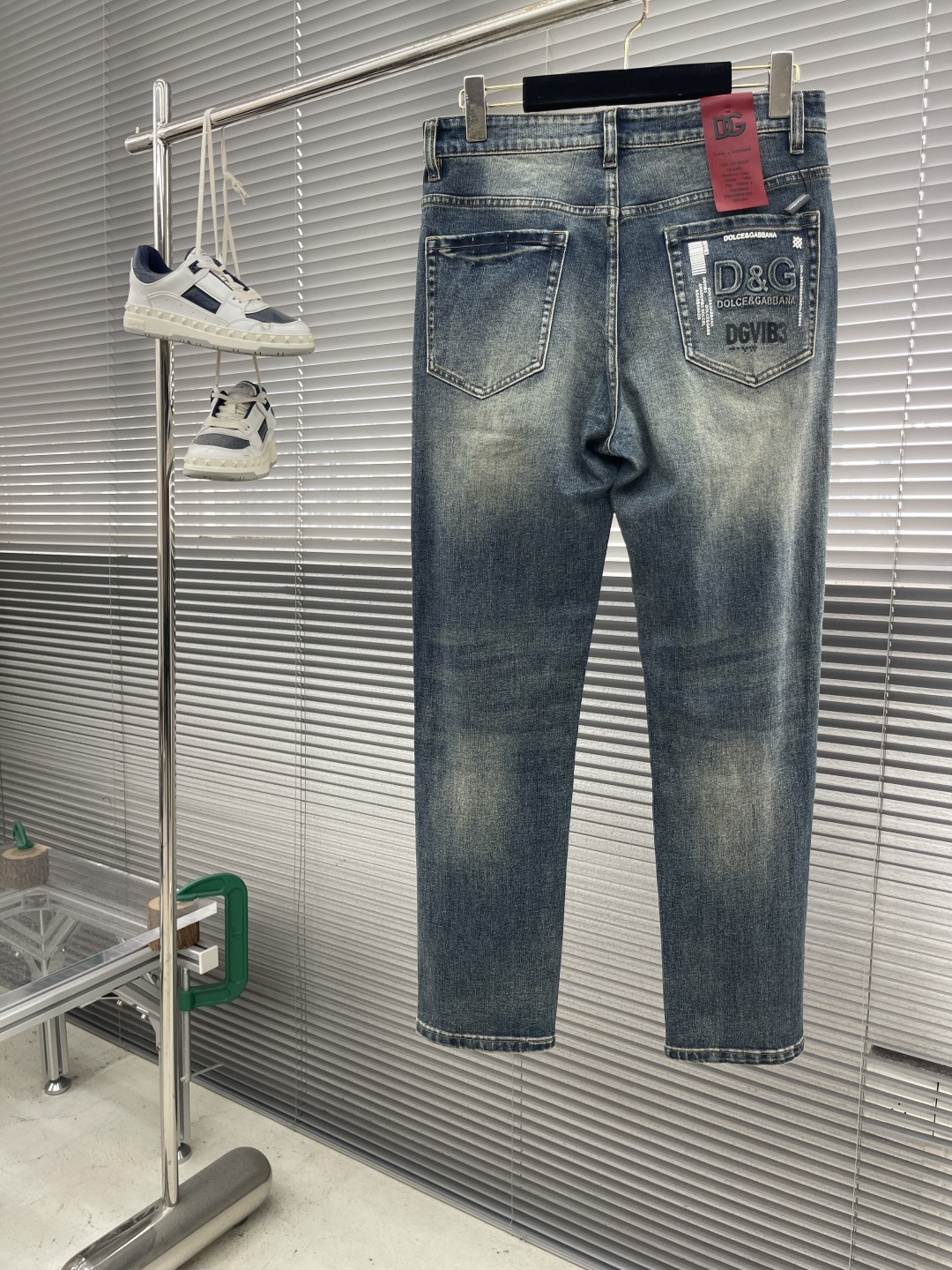 

-DG    2025早秋新款牛仔裤，定制原版水洗牛仔面料，透气性舒适性及高，独特设计，顶级印花工艺