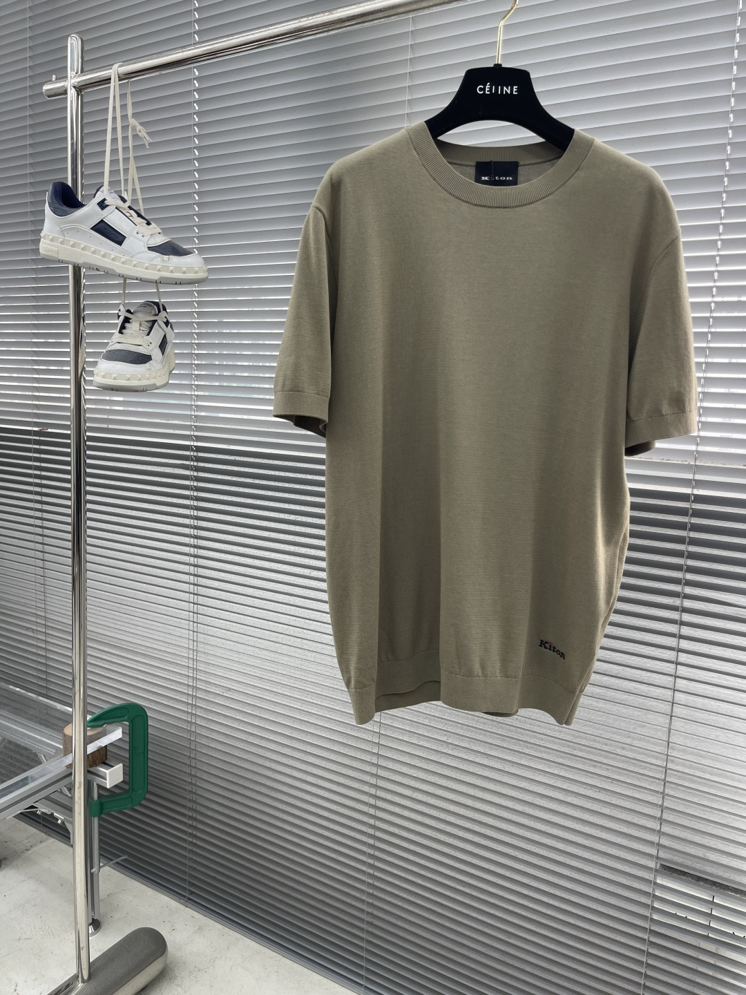 

-KITON25SS春夏新款针织纤维棉圆领短Tee，男士下摆字母标识刺绣休闲短袖T恤针织衫！贸易公司