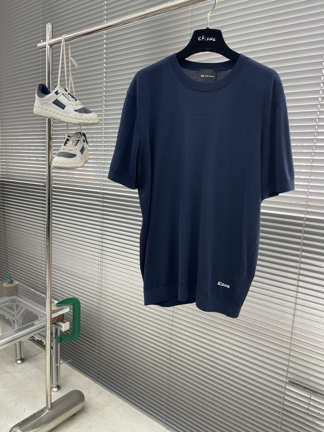 

-KITON25SS春夏新款针织纤维棉圆领短Tee，男士下摆字母标识刺绣休闲短袖T恤针织衫！贸易公司