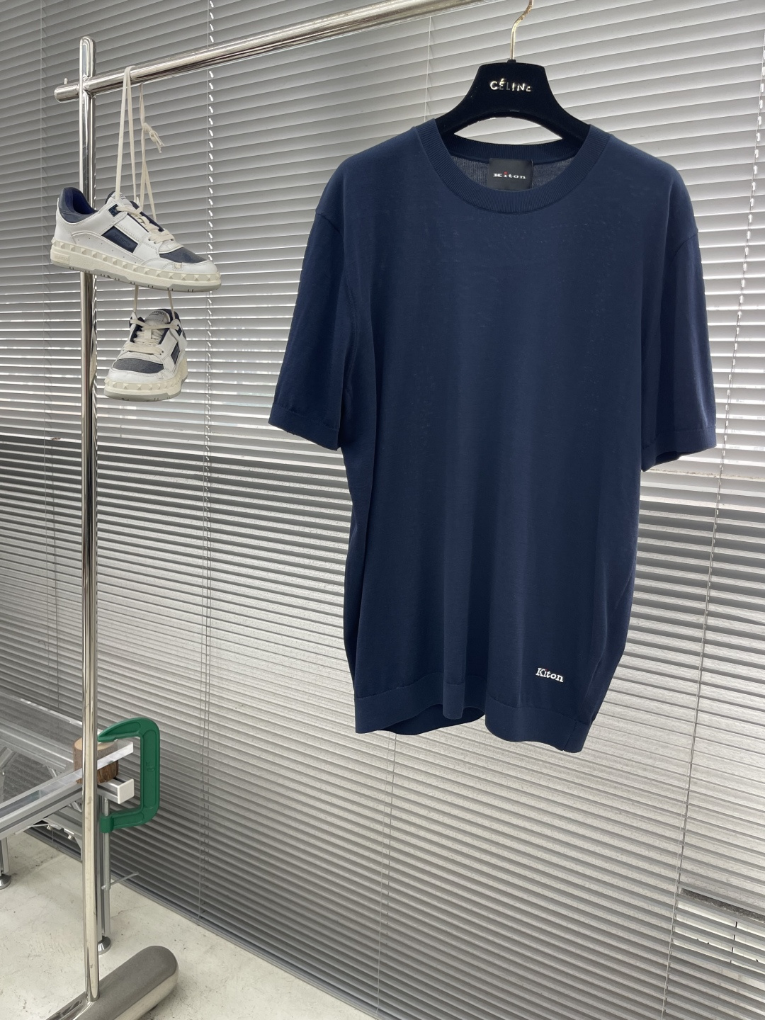 

-KITON25SS春夏新款针织纤维棉圆领短Tee，男士下摆字母标识刺绣休闲短袖T恤针织衫！贸易公司