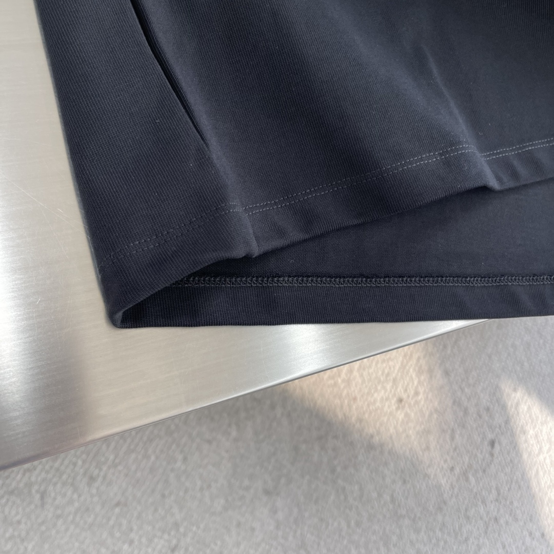 -Dio 刺绣标识‼️短袖T恤采用超级高成本的390克高克重双股双纱纯棉面料 此面料厚实挺括 穿着既保暖