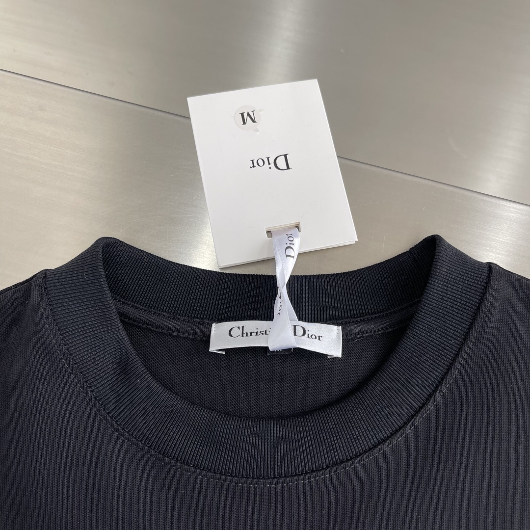 -Dio 刺绣标识‼️短袖T恤采用超级高成本的390克高克重双股双纱纯棉面料 此面料厚实挺括 穿着既保暖