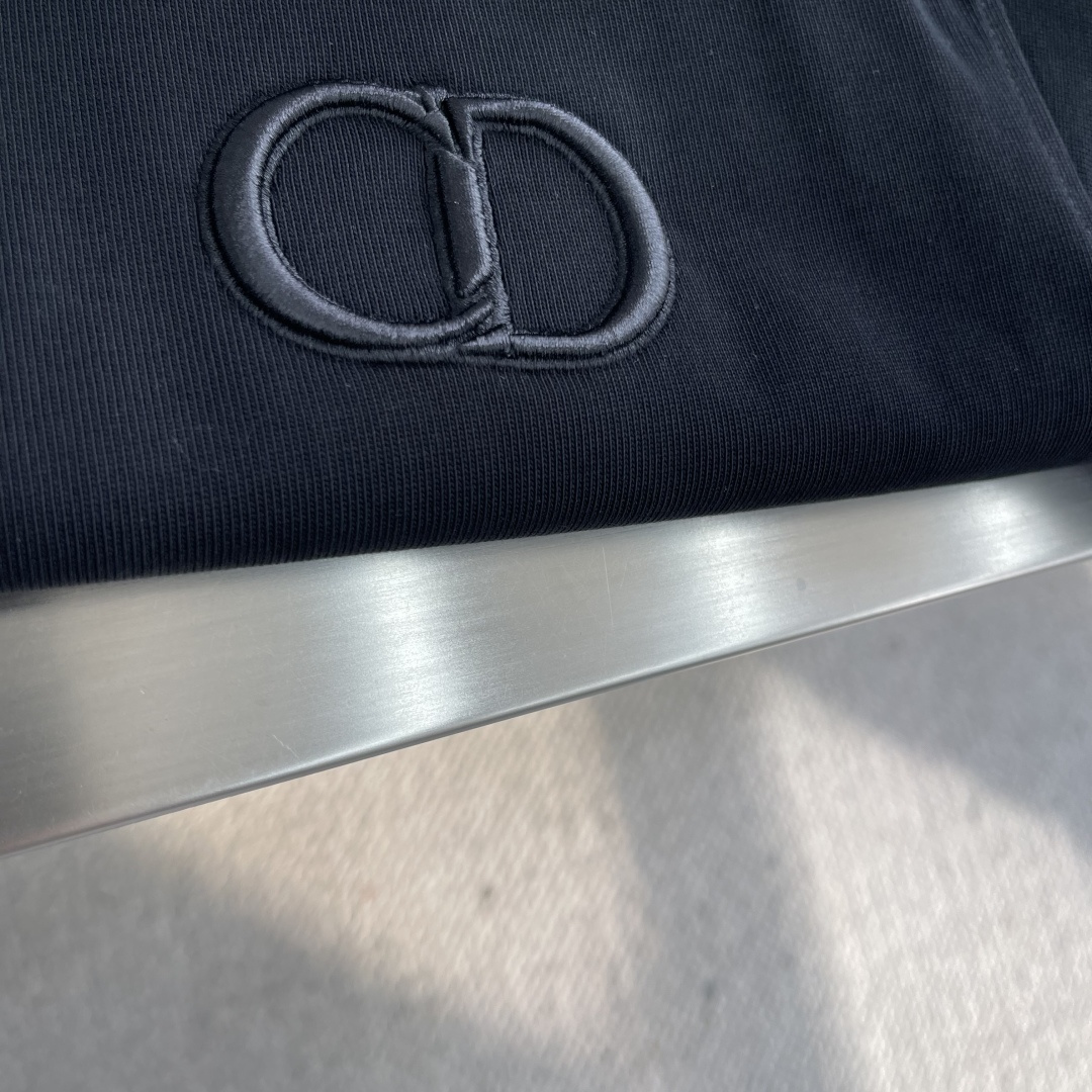 -Dio 刺绣标识‼️短袖T恤采用超级高成本的390克高克重双股双纱纯棉面料 此面料厚实挺括 穿着既保暖