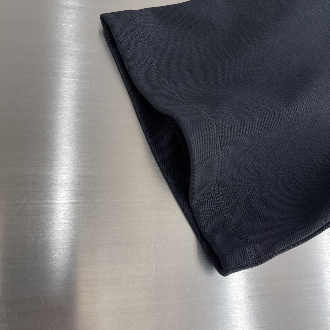 -Dio 刺绣标识‼️短袖T恤采用超级高成本的390克高克重双股双纱纯棉面料 此面料厚实挺括 穿着既保暖