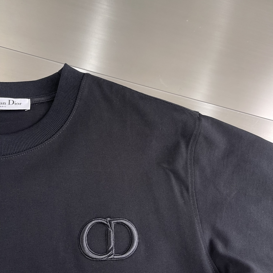 -Dio 刺绣标识‼️短袖T恤采用超级高成本的390克高克重双股双纱纯棉面料 此面料厚实挺括 穿着既保暖