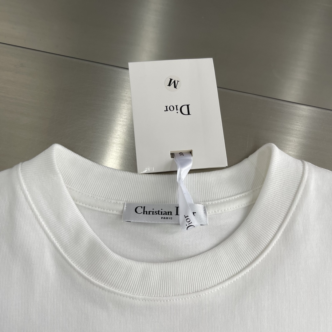 -Dio 刺绣标识‼️短袖T恤采用超级高成本的390克高克重双股双纱纯棉面料 此面料厚实挺括 穿着既保暖