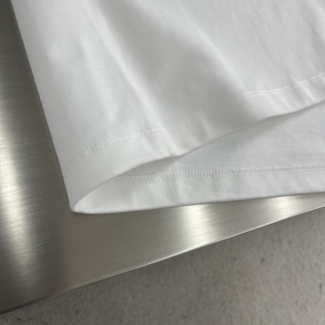 -Dio 刺绣标识‼️短袖T恤采用超级高成本的390克高克重双股双纱纯棉面料 此面料厚实挺括 穿着既保暖