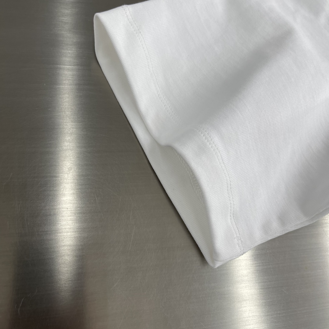 -Dio 刺绣标识‼️短袖T恤采用超级高成本的390克高克重双股双纱纯棉面料 此面料厚实挺括 穿着既保暖