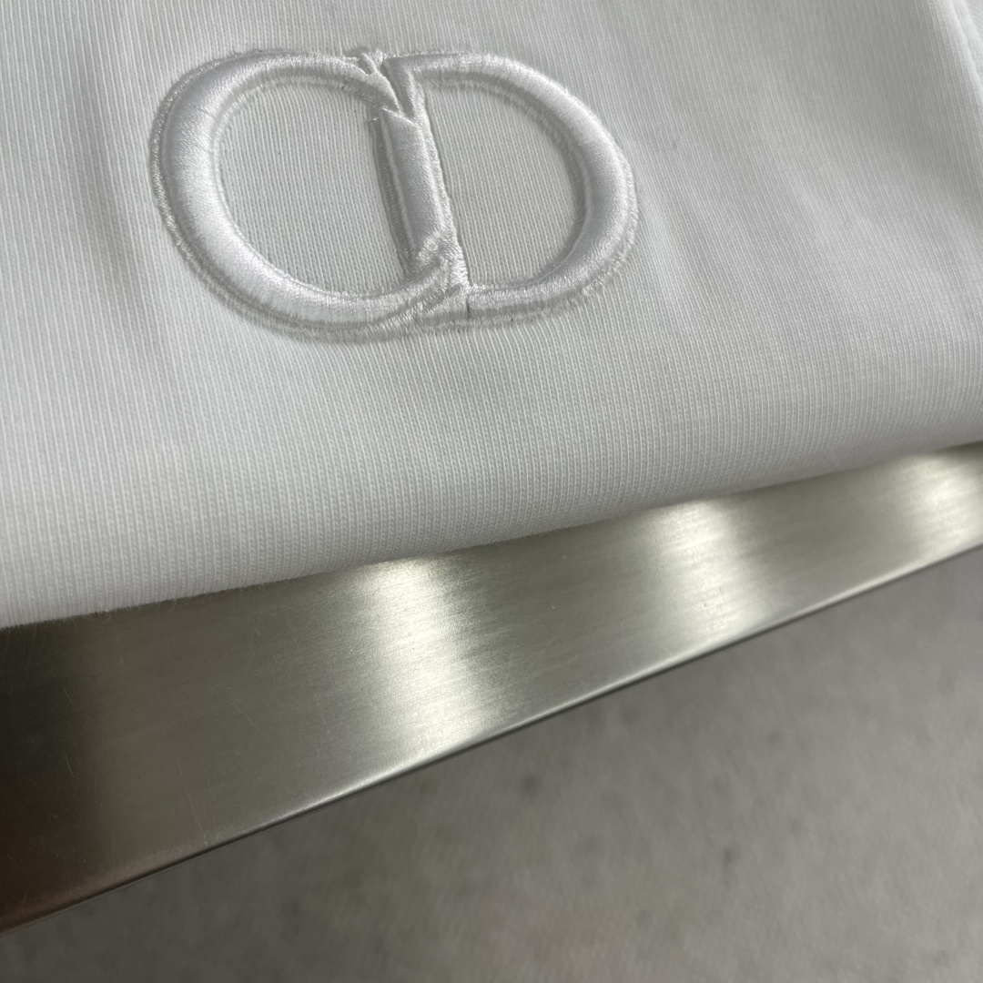 -Dio 刺绣标识‼️短袖T恤采用超级高成本的390克高克重双股双纱纯棉面料 此面料厚实挺括 穿着既保暖