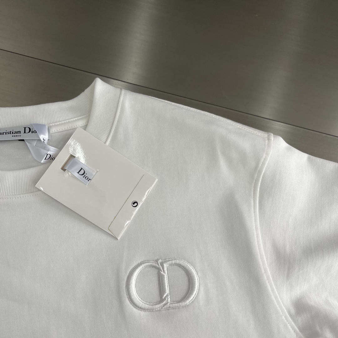 -Dio 刺绣标识‼️短袖T恤采用超级高成本的390克高克重双股双纱纯棉面料 此面料厚实挺括 穿着既保暖